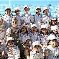 Yuni Shara tampil dengan kemeja berwarna coklat yang dipadukan dengan rompi dan rok berwarna hijau army. Penampilannya itu kemudiann dilengkapi dengan topi berwarna senada.  Foto: Instagram/@yunishara36