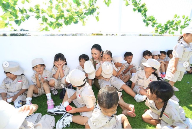 Walaupun sudah berusia 50 tahun namun Yuni masih terlihat begitu awet muda. Penampilannya pun selalu berhasil mencuuri atensi dan banjir pujian. Bunda Yuni... Keren dan inspiratif sekali, komentar salah seorang netizen. Foto: Instagram/@yunishara36