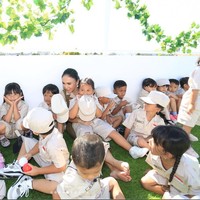 Walaupun sudah berusia 50 tahun namun Yuni masih terlihat begitu awet muda. Penampilannya pun selalu berhasil mencuuri atensi dan banjir pujian. Bunda Yuni... Keren dan inspiratif sekali, komentar salah seorang netizen. Foto: Instagram/@yunishara36