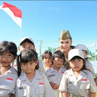 Upacara bendera itu berlangsung di rooftop gedung sekolahnya. Terlihat latar belakang pemandangan yang asri dan bendera merah putih yang berkibar. Foto: Instagram/@yunishara36