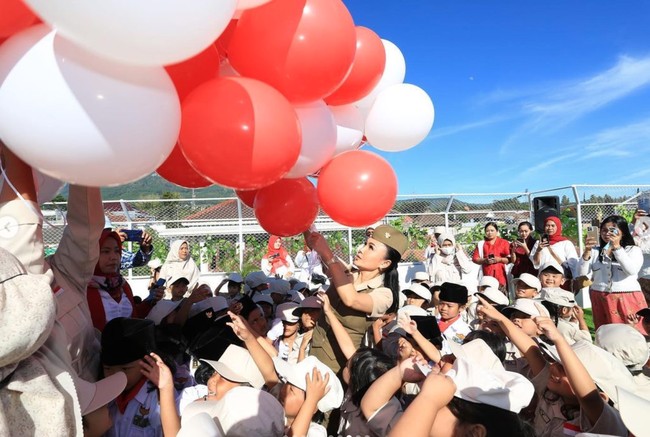 Upacara 17 Agustus itu diakhiri dengan pelepasan balon berwarna merah putih ke udara. Terlihat Yuni dan anak-anak PAUD-nya yang tampak begitu antusias. Foto: Instagram/@yunishara36