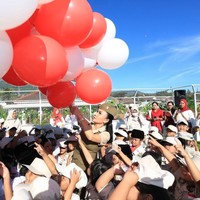 Upacara 17 Agustus itu diakhiri dengan pelepasan balon berwarna merah putih ke udara. Terlihat Yuni dan anak-anak PAUD-nya yang tampak begitu antusias. Foto: Instagram/@yunishara36