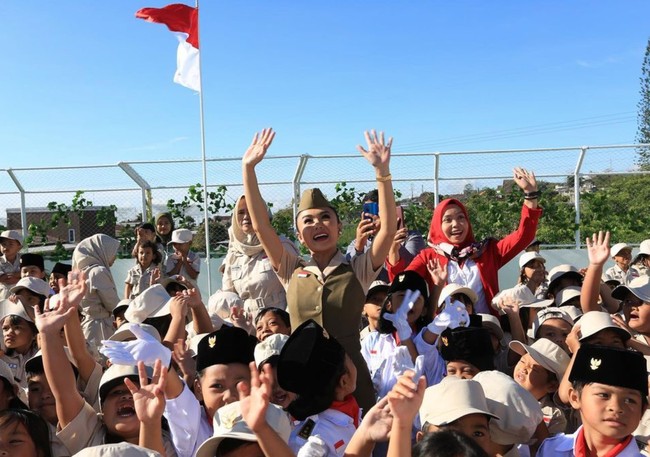 Tak hanya upacara, Yuni juga bergembira bersama para muurid PAUD-nya dan mengadakan beberapa perlombaan. Seperti lomba makan kerupuk dan beberapa lomba khas 17 Agustus lainnya. Foto: Instagram/@yunishara36