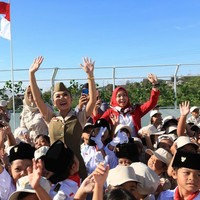 Tak hanya upacara, Yuni juga bergembira bersama para muurid PAUD-nya dan mengadakan beberapa perlombaan. Seperti lomba makan kerupuk dan beberapa lomba khas 17 Agustus lainnya. Foto: Instagram/@yunishara36