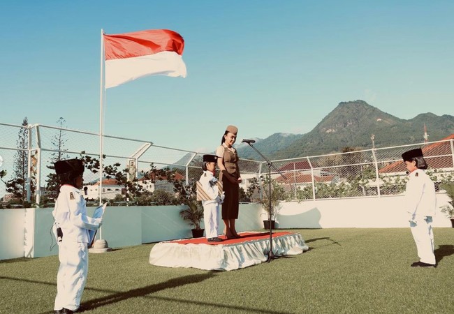 Yuni Shara merayakann HUT RI ke-77 dengan berpartisipasi dalam upacara bendera di sekolah PAUD miliknya yang terletak di Batu, Jawa Timur. Momen tersebut kemudian dibagikannya ke akun Instagram pribadinya. Foto: Instagram/@yunishara36