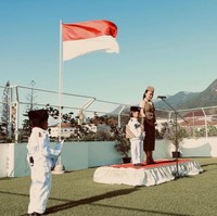 Yuni Shara merayakann HUT RI ke-77 dengan berpartisipasi dalam upacara bendera di sekolah PAUD miliknya yang terletak di Batu, Jawa Timur. Momen tersebut kemudian dibagikannya ke akun Instagram pribadinya. Foto: Instagram/@yunishara36