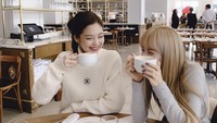 Jennie dan Lisa terlihat sering keluar makan bersama. Seperti ini ketika mereka berdua pergi ke kafe dan mencicipi kopi panas bersama. Seru ya! Foto: Instagram @jennierubyjane
