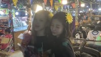 Adapun momen ketika Jennie dan Rose Blackpink sedang menikmati malam cantik di sebuah pasar malam sambil mencicipi minuman manis dan camilan. Foto: Instagram @roses_are_rosie
