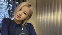 Salah satu member Blackpink yaitu Rose juga sering membuat kue. Seperti ini ketika Rose membuat kue cantik dengan taburan gula halus. Foto: Instagram @jennierubyjane