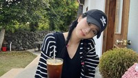 Jisoo Blackpink juga sering pergi ke kafe nih. Ia memesan es americano dan kue manis. Kira-kira Jisoo pergi sama siapa ya? Foto: Instagram @sooyaaa__