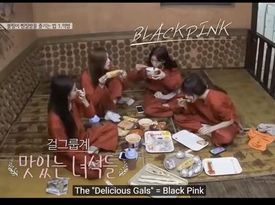 10 Momen Blackpink Makan Bareng di Sauna hingga Restoran