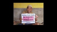 Kisah Abah Taryo di Garut ini bikin netizen tersentuh. Di usia 73 tahun ia masih semangat jualan cilok meski tubuhnya sudah gemetar. Ia senang ketika dapat bantuan modal hingga Rp 10 juta. Foto: stevenrichard.89