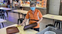Bukan berjualan makanan, tapi nenek ini tetap menginspirasi karena ia masih mau bekerja sebagai pelayan. Nenek bernama Zheng Xuehua ini ada di Singapura. Foto: Mothership SG