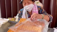 Meski usianya sudah 80 tahun, nenek di Malaysia ini masih semangat jualan roti srikaya dan egg tart. Sejak pukul 07.00 pagi ia sudah menjajakan dagangannya. Foto: Instagram kl.foodie 