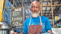 Kakek bernama Mustafa Abd Latif ini sudah 21 tahun berjualan roti canai di Bukit Katil, Malaysia. Ia tak pernah menaikkan harga menunya. Roti canai hanya dijual Rp 1.600 per buah! Foto: Sinar Harian