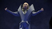 Bukan Lady Gaga namanya kalau tak tampil dengan busana yang ajaib. (Foto: Kevin Mazur/Getty Images for Live Nation) 