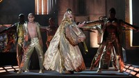 Lady Gaga tak pernah setengah-setengah dalam hal aksi panggung dan penampilan. (Foto: Kevin Mazur/Getty Images for Live Nation) 