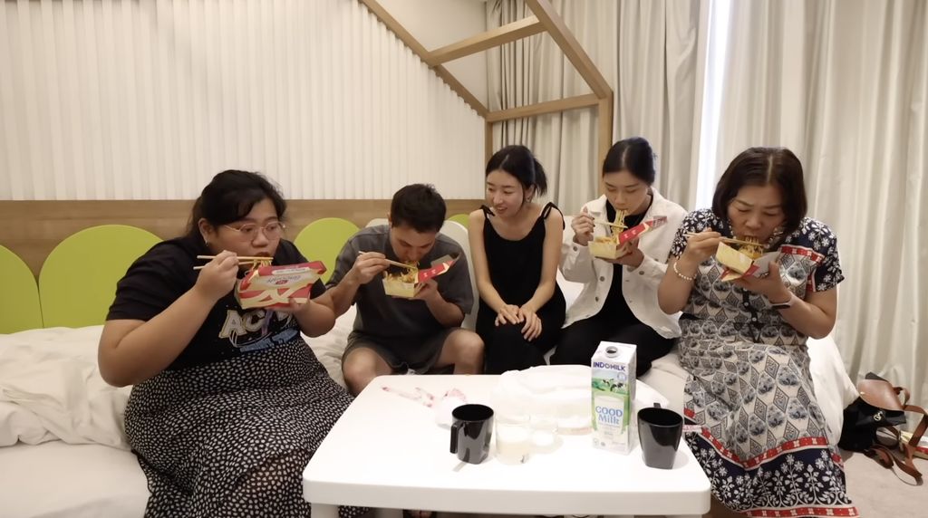 5 Momen Bule Nekat Cicip Mie Gacoan, Ini Reaksinya