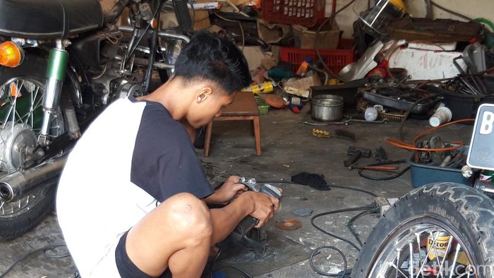 ABG Boyolali yang sempat tidur di makam ayah kini sudah bekerja di bengkel, Jumat (19/8/2022).