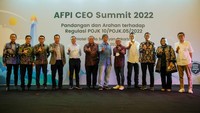 Ketua Umum AFPI Adrian Gunadi, Direktur Eksekutif Asosiasi Fintech Pendanaan Bersama Indonesia (AFPI) Kuseryansyah, Direktur Pengaturan, Perizinan, dan Pengawasan Fintech OJK Tris Yulianta, Deputi Direktur Pengaturan, Penelitian, dan Pengembangan Fintech OJK Munawar Kasan beserta jajaran pengurus AFPI di sela-sela AFPI CEO Summit 2020 berfoto bersama.
