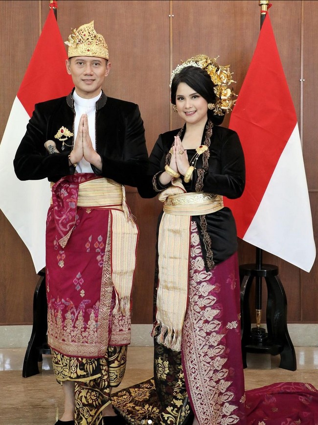 Agus Yudhoyono dan istrinya, Annisa Pohan, turut dalam kemeriahan pelaksanaan peringatan HUT Kemerdekaan RI ke-77. Mereka menyaksikan upacara pengibaran bendera di kediamannya. Foto: Instagram/@annisayudhoyono