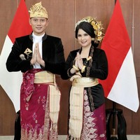 Agus Yudhoyono dan istrinya, Annisa Pohan, turut dalam kemeriahan pelaksanaan peringatan HUT Kemerdekaan RI ke-77. Mereka menyaksikan upacara pengibaran bendera di kediamannya. Foto: Instagram/@annisayudhoyono