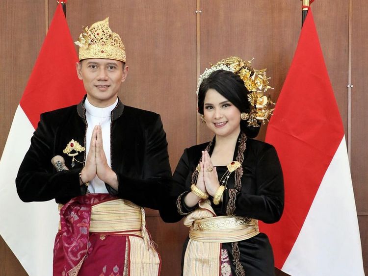 7 Foto AHY & Annisa Upacara Kemerdekaan di Rumah, Tampil Total Berbusana Bali