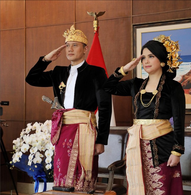 Baik Agus dan Annisa tidak hadir dan menyaksikan langsung di Istana Negara. Mereka mengikuti jalannya upacara melalui online. Namun keduanya tetap tampil total dengan memakai busana adat. Foto: Instagram/@annisayudhoyono