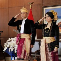 Baik Agus dan Annisa tidak hadir dan menyaksikan langsung di Istana Negara. Mereka mengikuti jalannya upacara melalui online. Namun keduanya tetap tampil total dengan memakai busana adat. Foto: Instagram/@annisayudhoyono