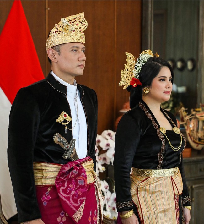 Untuk tahun ini, mereka mengenakan busana adat Bali bernuansa merah-hitam. Kebaya beludru model kutubaru dipadukan dengan kain Batik dan tenun songket memberi kesan mewah nan bersahaja. Foto: Instagram/@annisayudhoyono