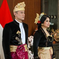 Untuk tahun ini, mereka mengenakan busana adat Bali bernuansa merah-hitam. Kebaya beludru model kutubaru dipadukan dengan kain Batik dan tenun songket memberi kesan mewah nan bersahaja. Foto: Instagram/@annisayudhoyono