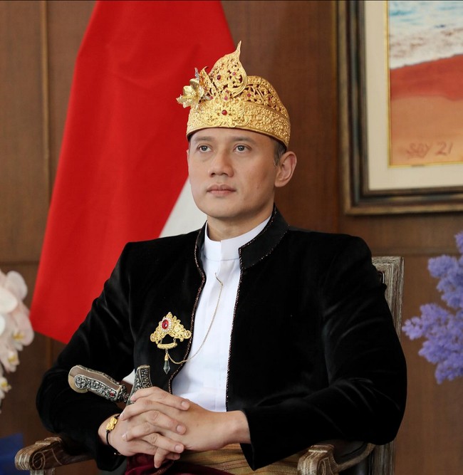 Agus Yudhoyono atau AHY menjelaskan bahwa baju yang dia kenakan bersama istri dan putrinya, Almira, merupakan perpaduan antara busana Bali Kuno dan Modern.  Foto: Instagram/@annisayudhoyono