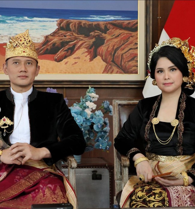 Ada makna tersendiri di balik busana cantik tersebut. “Karena semangatnya adalah kita tidak boleh meninggalkan sejarah, namun tetap harus adaptif terhadap berbagai bentuk modernitas saat ini,” tulis AHY pada caption foto Instagram. Foto: Instagram/@annisayudhoyono