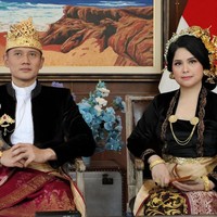 Ada makna tersendiri di balik busana cantik tersebut. “Karena semangatnya adalah kita tidak boleh meninggalkan sejarah, namun tetap harus adaptif terhadap berbagai bentuk modernitas saat ini,” tulis AHY pada caption foto Instagram. Foto: Instagram/@annisayudhoyono