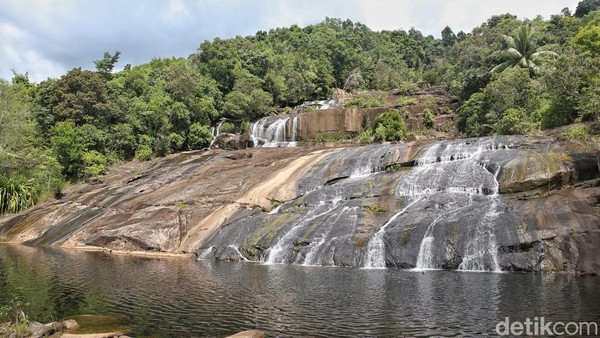 Kepala Desa Temburun Abdul Karim mengatakan air dari Air Terjun Temburun turun mengaliri 3 kecamatan di Pulau Siantan. Â Kepala Desa Temburun Abdul Karim mengatakan air dari Air Terjun Temburun turun mengaliri 3 kecamatan di Pulau Siantan. Â