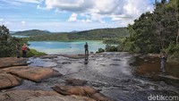 Tidak berhenti sampai situ, jika Anda menelusuri lagi air terjun tersebut hingga ke bagian atas, ada pemandangan menakjubkan yang bisa dilihat.  