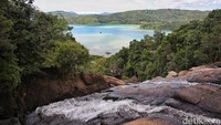 Dari atas air terjun, Anda bisa melihat birunya lautan lepas dari ketinggian.  