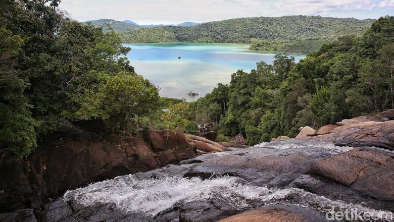 Air Terjun 7 Tingkat di Anambas Sajikan Pemandangan Laut Lepas Pengendara motor melintas di depan Air Terjun Temburun di Pulau Siantan, Kabupaten Kepulauan Anambas, Kepulauan Riau, Selasa (2/8/2022). Kepulauan Anambas menyimpan beragam destinasi wisata yang menarik untuk dikunjungi. Tidak heran bila kabupaten termuda di Provinsi Kepulauan Riau ini kerap dijuluki surga kecil di perbatasan Indonesia.