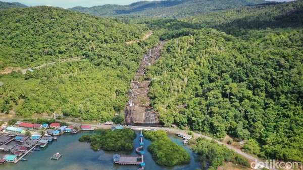 Abdul menyebut satu tingkat Air Terjun Temburun memiliki tinggi sekitar 80 meter. Maka jika digabungkan dengan 7 tingkatnya ketinggian air terjun ini bisa mencapai 560 meter. Â Abdul menyebut satu tingkat Air Terjun Temburun memiliki tinggi sekitar 80 meter. Maka jika digabungkan dengan 7 tingkatnya ketinggian air terjun ini bisa mencapai 560 meter. Â