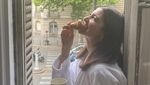 Senyum Cantik Anushka Sharma