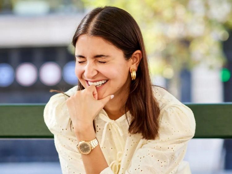 Senyum Cantik Anushka Sharma