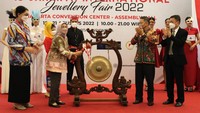 Direktur Jenderal Industri Kecil Menengah dan Aneka Kementerian Perindustrian RI Reni Yanita membuka secara resmi Jakarta International Jewellery Fair 2022 di JCC Senayan, Jakarta.
