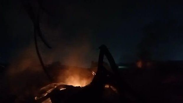 Api kembali membesar di pabrik alumunium foil yang terbakar sejak pagi tadi di Gunungputri, Bogor.