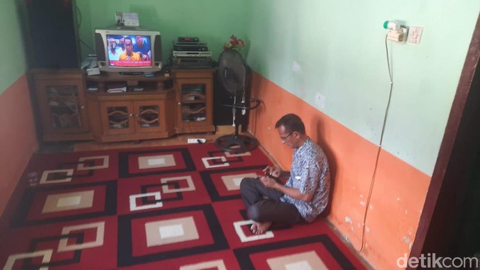 Ayah Brigadir J menonton pengumuman penetapan tersangka Putri Candrawathi