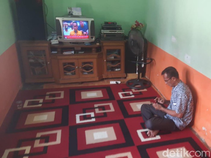 Ayah Brigadir J menonton pengumuman penetapan tersangka Putri Candrawathi