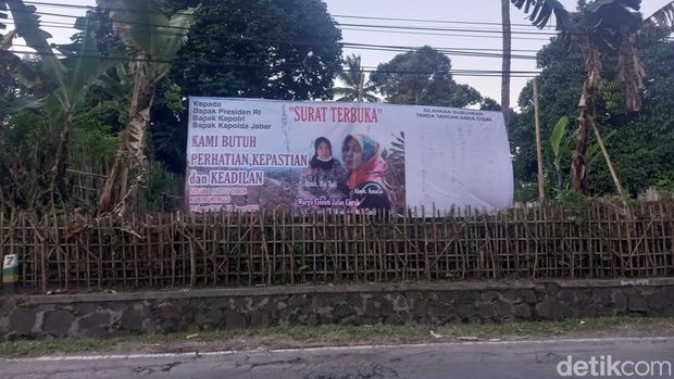 Baliho di sekitar pembunuhan ibu dan anak di Subang.