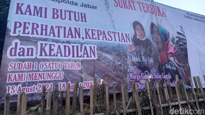 Baliho di sekitar pembunuhan ibu dan anak di Subang.