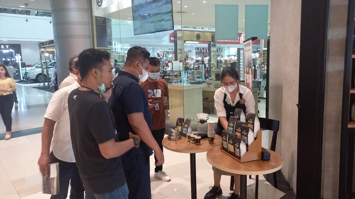 Barista maxx coffee memperkenalkan biji kopi nusantara kepada pengunjung. Kartika Sari/detikSumut