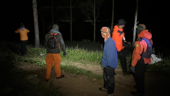 Basarnas dan SAR gabungan melakukan operasi pencarian Nhiel/Upacara persiapan operasi SAR.