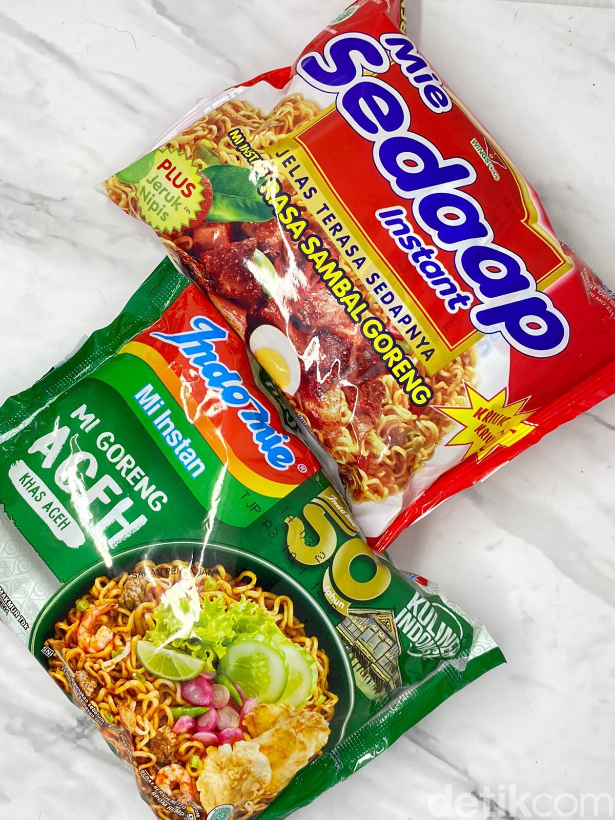 Begini Rasa Indomie Mie Goreng Aceh Vs Mie Sedaap Sambal Goreng yang Viral